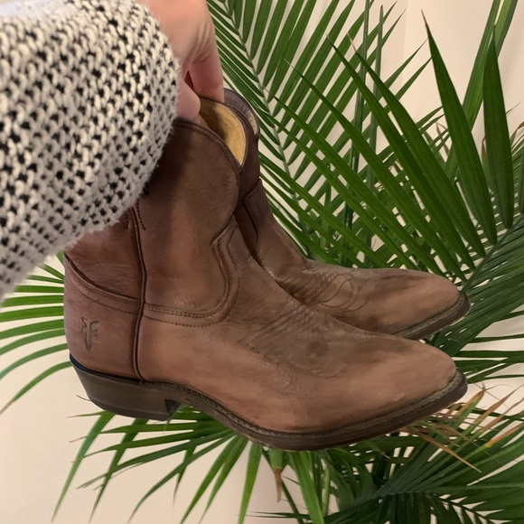 Frye Shoes - • ✨Frye Boots✨•